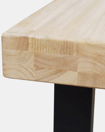 Table en bois massif ton naturel avec pieds en fer noir de différentes tailles