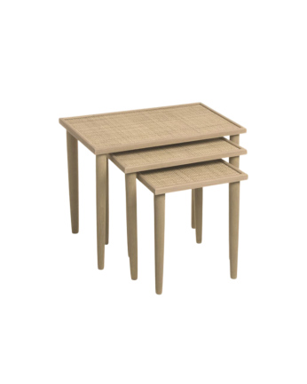 Lot de 3 tables gigognes composées d'une structure en bois et d'un plateau en fibre naturel.