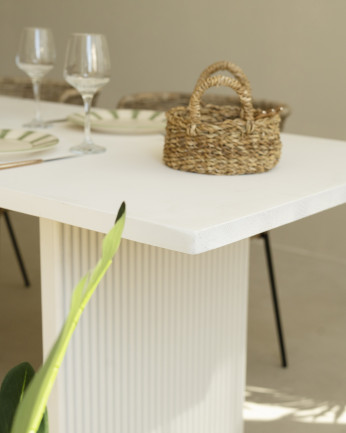 Table de salle à manger en bois massif dans le ton blanc de différentes tailles