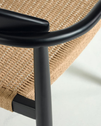 Chaises avec structure en bois d'eucalyptus et assise en corde de couleur naturel 77x50cm