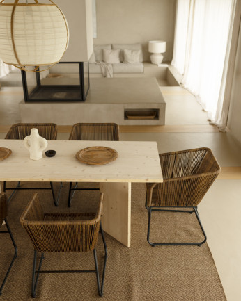 Table de salle à manger en bois massif en ton naturel de différentes tailles