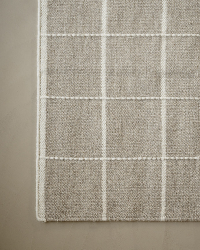 Tapis en laine taupe disponible en différentes tailles
