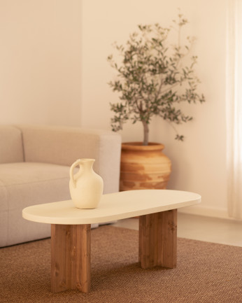 Table basse en microciment de couleur blanc cassé avec des pieds en bois de chêne foncé de 120x40 cm