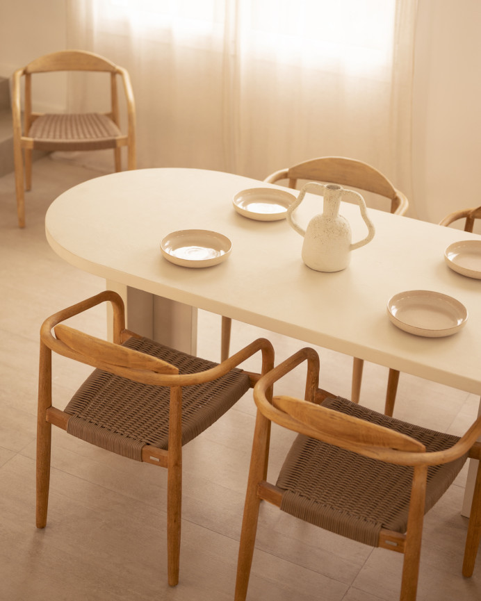 Table de salle à manger ovale en microciment de teinte blanc cassé disponible en différentes tailles