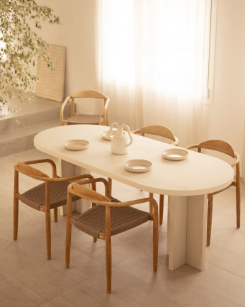Table de salle à manger ovale en microciment de teinte blanc cassé disponible en différentes tailles
