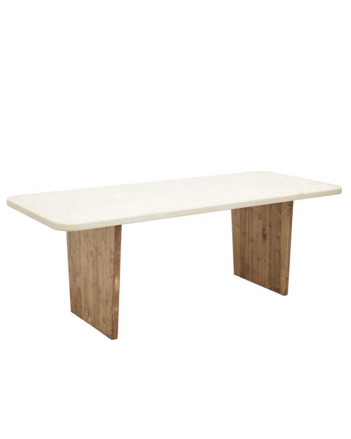 Table de salle à manger en microciment, de couleur blanc cassé avec des pieds en bois de chêne foncé de différentes taille