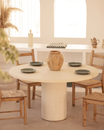 Table de salle à manger ronde en microciment de teinte blanc cassé disponible en différentes tailles