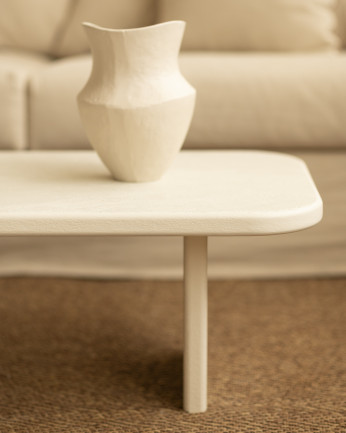Table basse en microciment avec deux pieds de teinte blanc cassé de 95cm