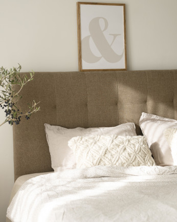 Tête de lit rembourrée en polyester avec plis marron de différentes tailles