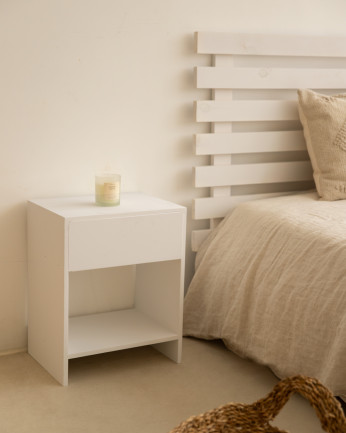 Table de chevet en bois massif avec un tiroir blanc de différentes tailles