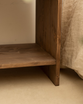 Table de chevet en bois massif avec un tiroir en chêne foncé de différentes tailles