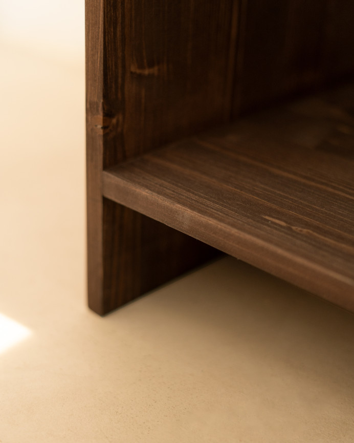 Table de chevet en bois massif avec un tiroir couleur noyer de différentes tailles
