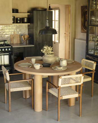 Table de salle à manger ronde en microciment de teinte terracotta disponible en différentes dimensions