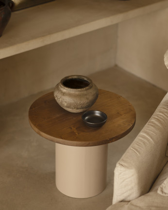 Table basse ronde en bois massif teinte chêne foncé avec pieds en microciment teinte terre disponible en différentes dimensions
