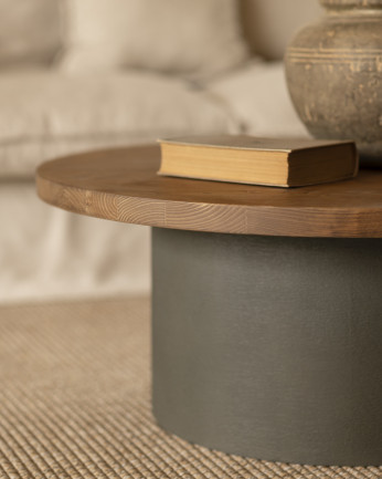 Table basse ronde en bois massif teinte chêne foncé avec pieds en microciment teinte verte disponible en différentes dimensions