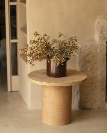 Table basse ronde en bois massif teinte chêne moyen avec pieds en microciment teinte terracotta en différentes dimensions