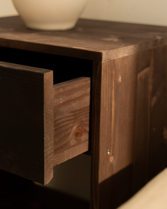Pack de 2 tables de chevet en bois massif avec un tiroir dans le ton noyer en différentes tailles