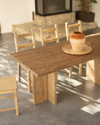 Table à manger en bois massif ton chêne foncé de différentes tailles