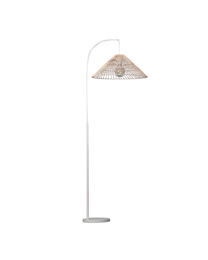 Lampadaire composé d'une base en métal blanc et d'un écran en rotin.