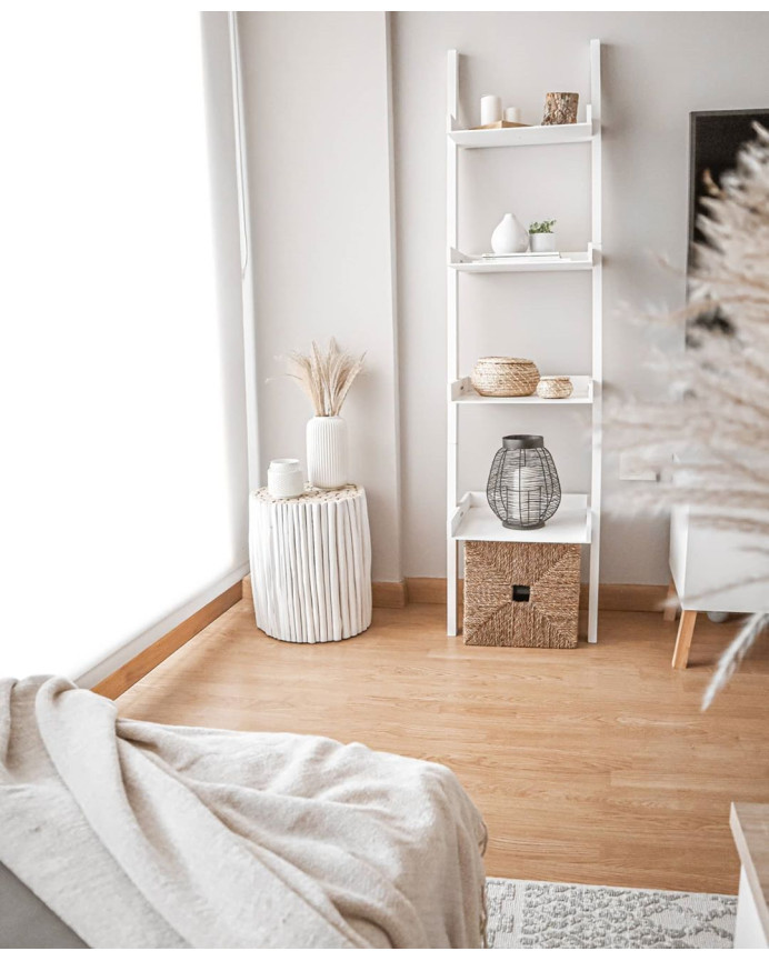 Table basse réalisée avec différentes branches en bois de teck massif avec un revêtement ton blanc vieilli de 40x35cm.