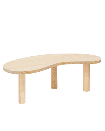 Table basse en bois massif aux formes organiques en teinte naturelle de différentes tailles.