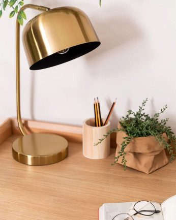 Lampe de table en fer avec une ton dorée et noir.