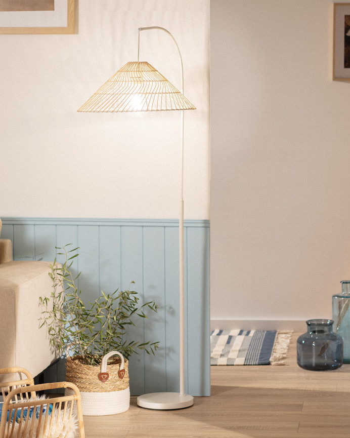 Lampadaire composé d'une base en métal blanc et d'un écran en rotin.