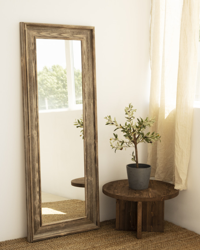 Miroir rectangulaire en bois massif ton noyer de différentes tailles.