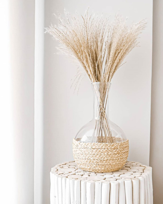 Table basse réalisée avec différentes branches en bois de teck massif avec un revêtement ton blanc vieilli de 40x35cm.