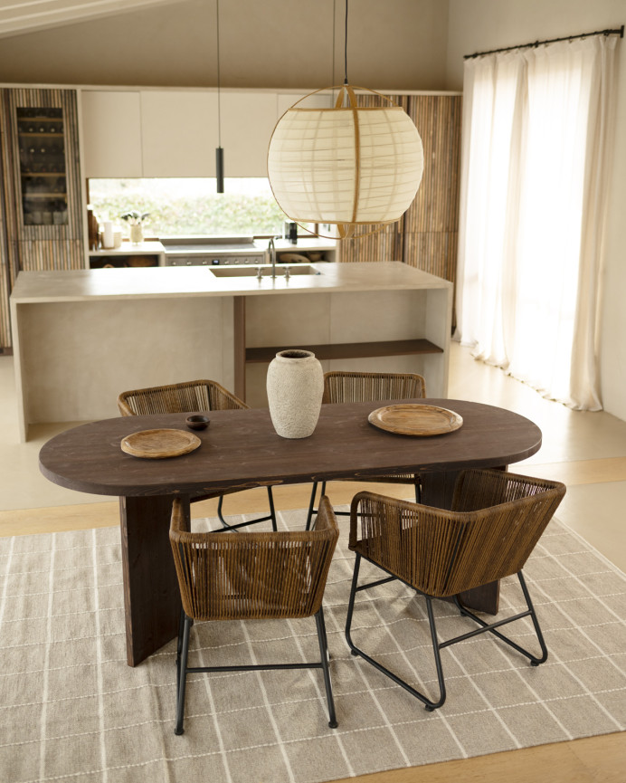 Table à manger en bois massif ton noyer de différentes tailles