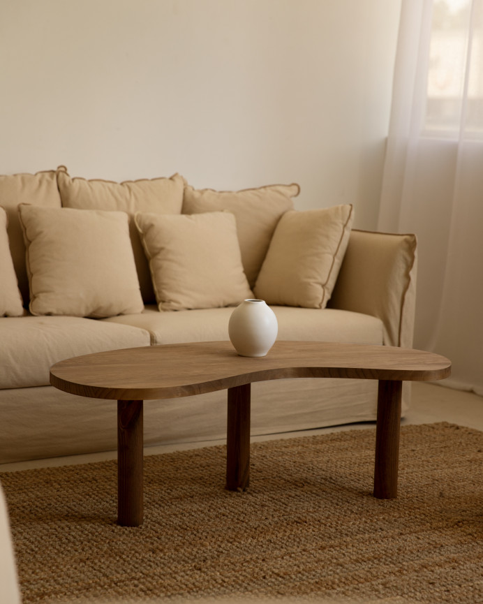 Table basse en bois massif aux formes organiques en teinte chêne foncé de différentes tailles.