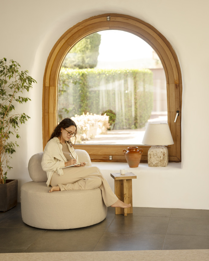 Fauteuil en bouclé rond couleur beige de 105x50cm