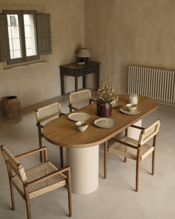 Table de salle à manger ovale en bois massif teinte chêne foncé avec pieds en microciment teinte terre différentes dimensions