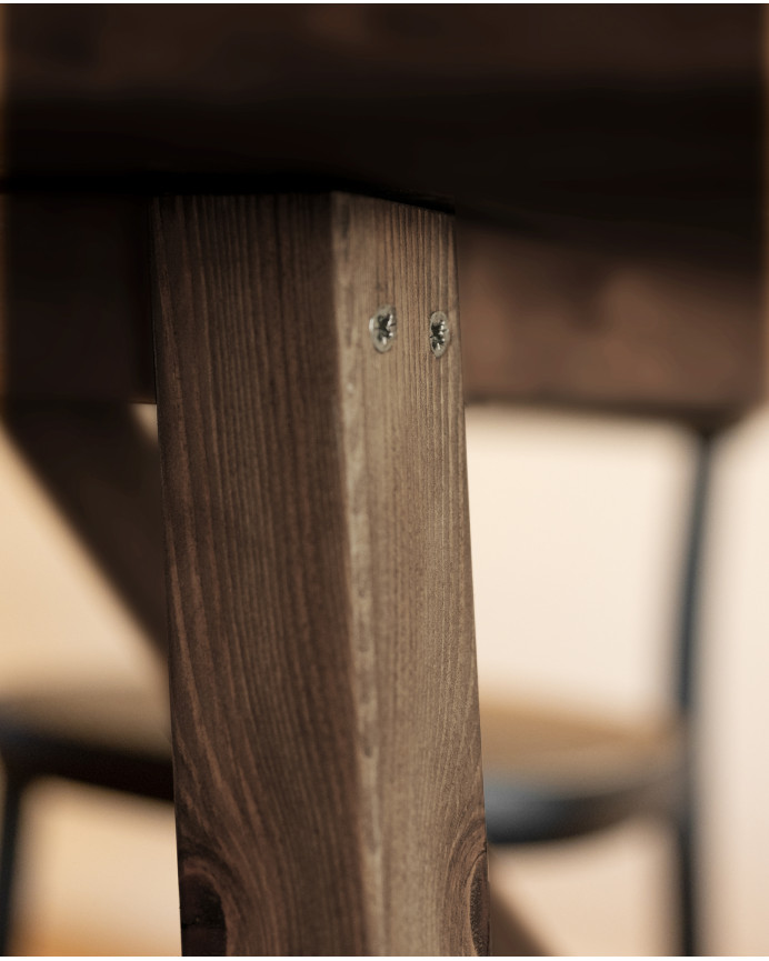 Table à manger en bois massif ton noyer de différentes tailles