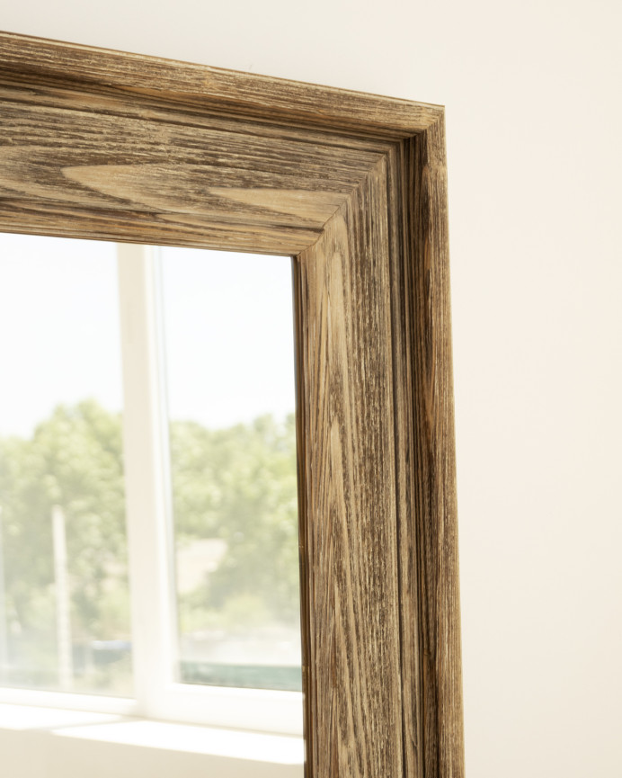 Miroir rectangulaire en bois massif ton noyer de différentes tailles.