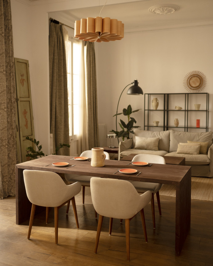 Table de salle à manger en bois massif ton noyer de différentes tailles 