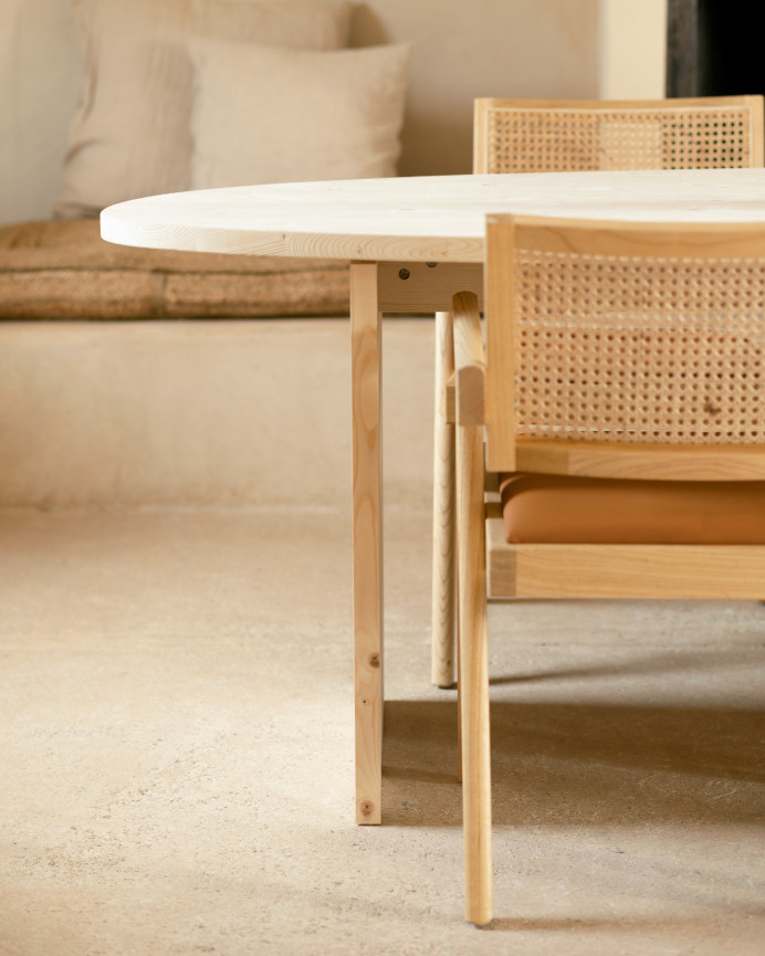 Table de salle à manger en bois massif ton naturel de différentes tailles