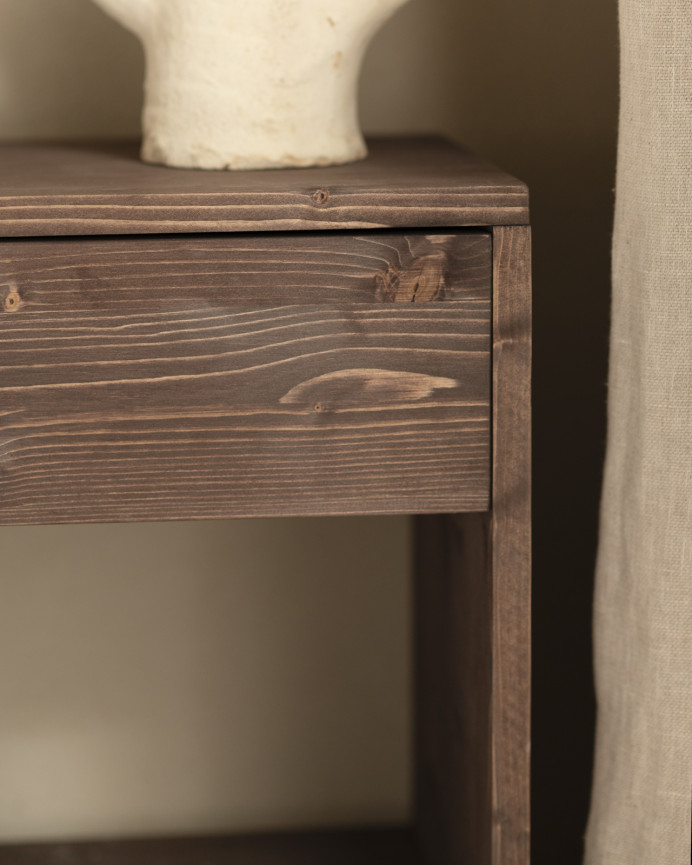 Table de chevet en bois massif avec un tiroir couleur noyer de différentes tailles