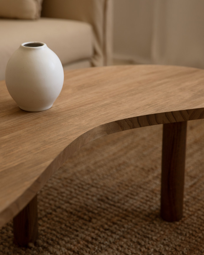 Table basse en bois massif aux formes organiques en teinte chêne foncé de différentes tailles.