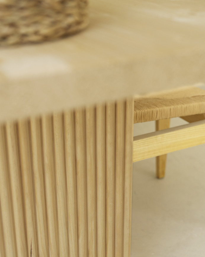 Table de salle à manger en bois massif dans le ton du bois naturel de différentes tailles