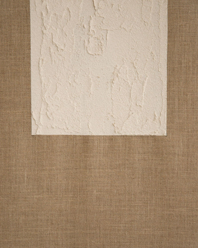 Tableau beige et blanc décoratif sur lin avec cadre en bois peint à la main à la peinture à l'huile en différentes tailles.