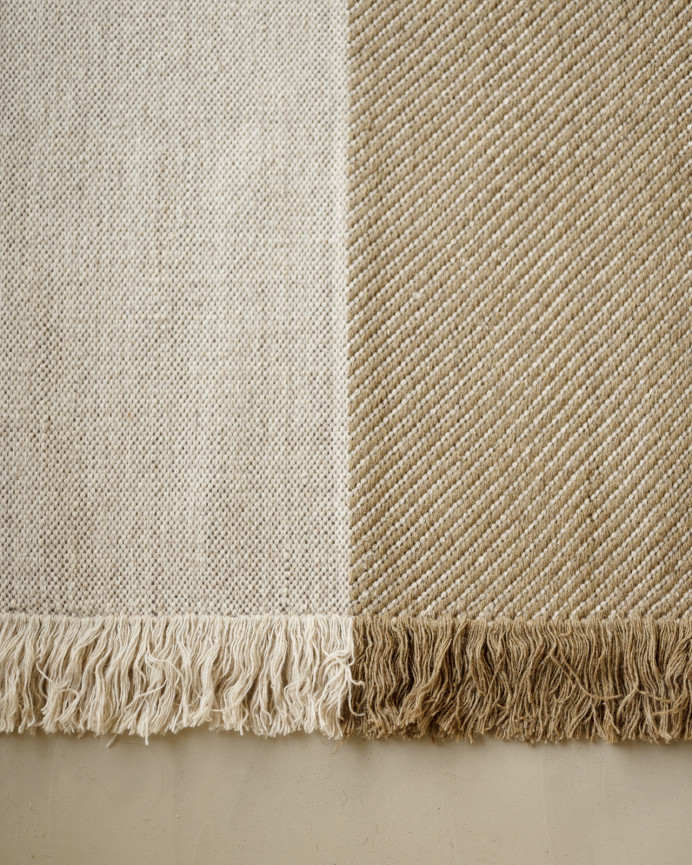 Tapis en laine beige disponible en différentes tailles