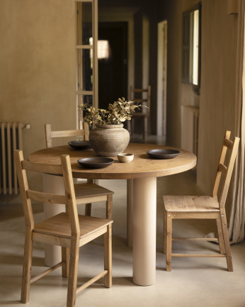 Table de salle à manger ronde en bois massif teinte chêne foncé pieds en microciment teinte terre en différentes dimensions