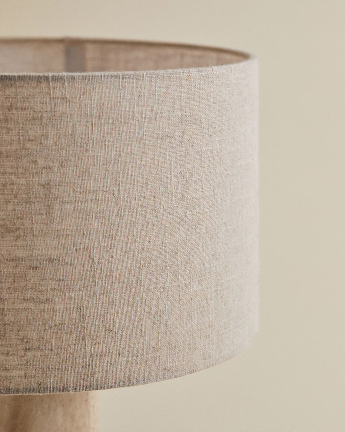 Lampe de table en travertin avec abat-jour en tissu beige de 52x35cm
