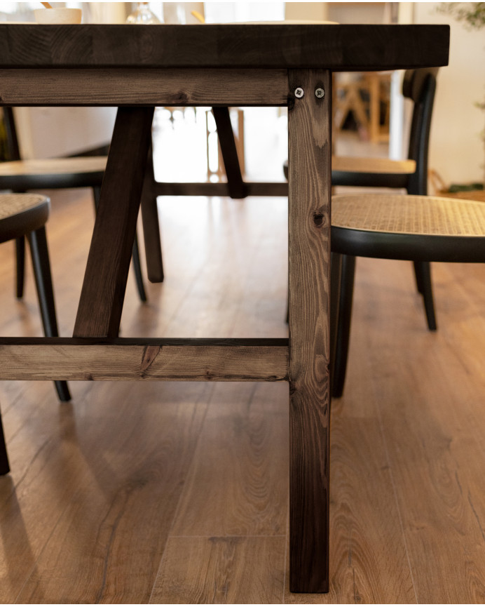 Table à manger en bois massif ton noyer de différentes tailles