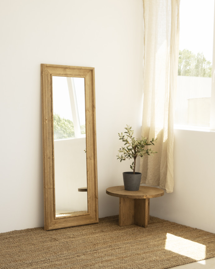 Miroir rectangulaire en bois massif ton en chêne foncé de différentes tailles.