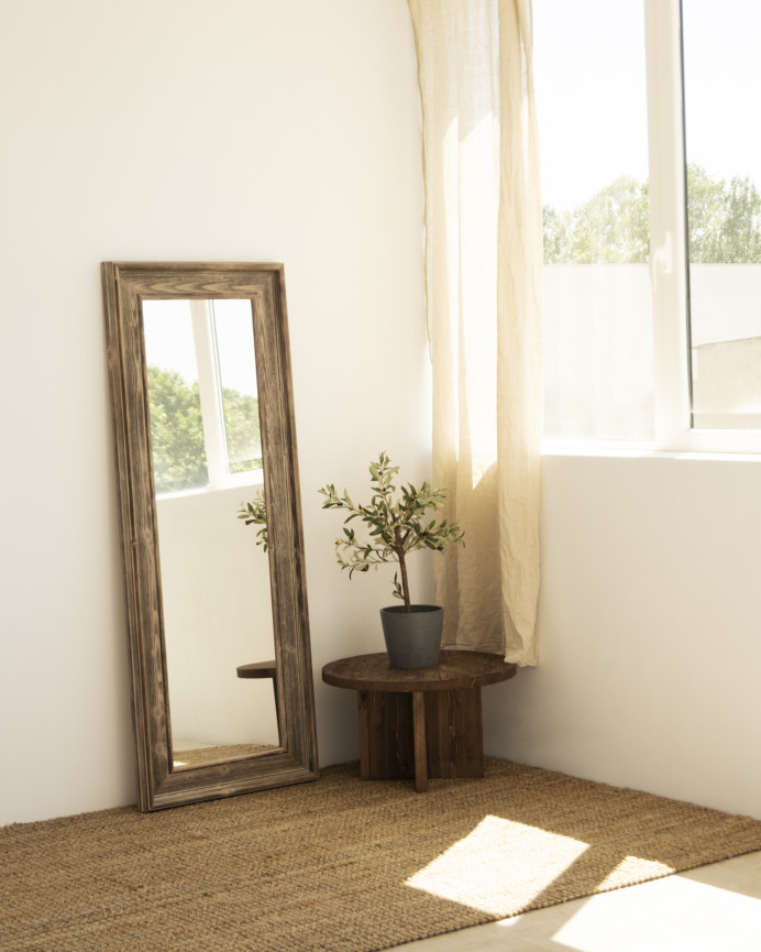 Miroir rectangulaire en bois massif ton noyer de différentes tailles.