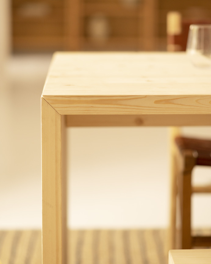 Table de salle à manger en bois massif ton naturel de différentes tailles