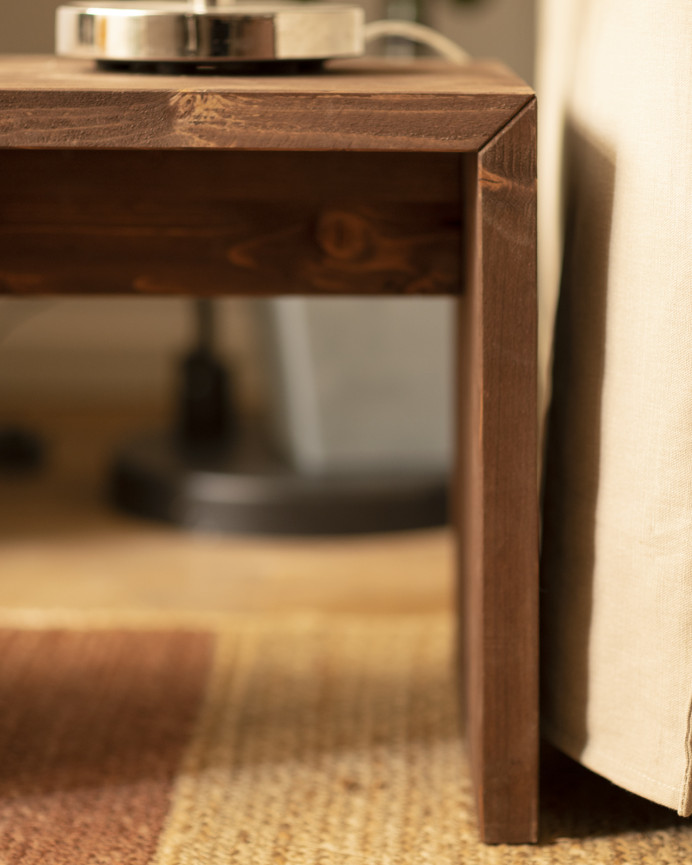 Petite table / tabouret en bois massif au ton noyer de 45x50cm