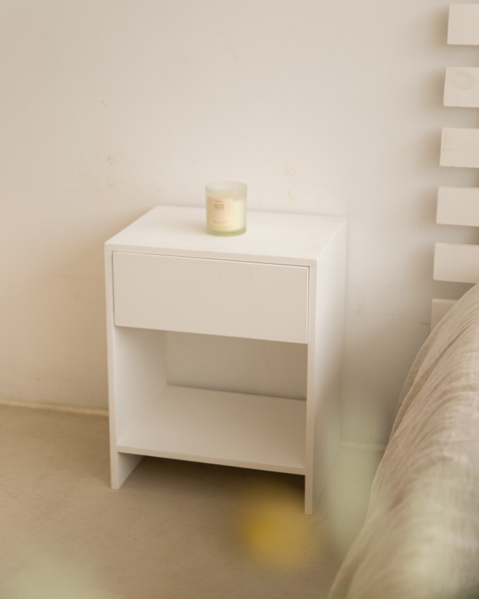 Table de chevet en bois massif avec un tiroir blanc de différentes tailles